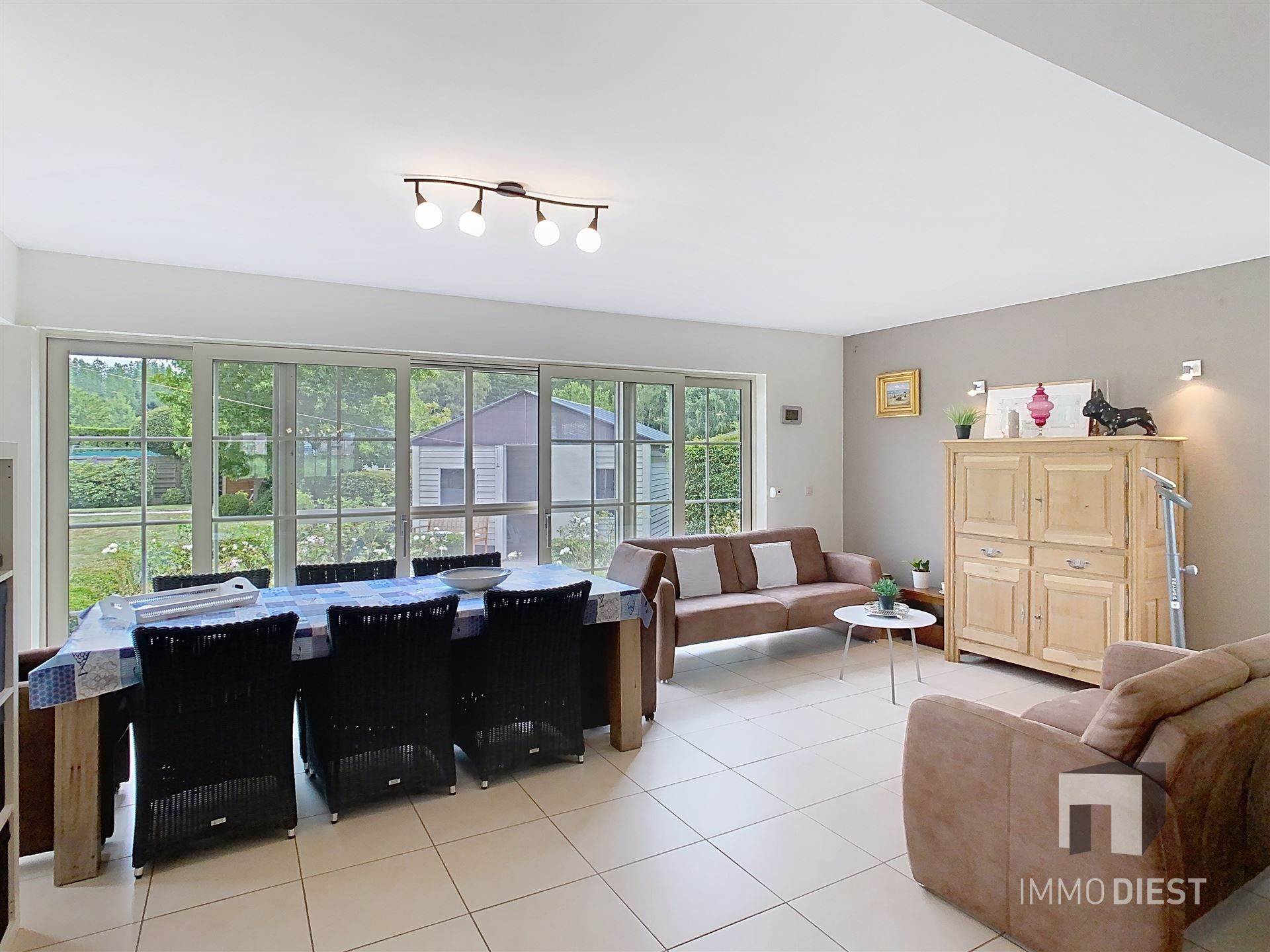Aantrekkelijke en instapklare woning met 3 slaapkamers en prachtig aangelegde tuin op 12a 77ca. foto 10