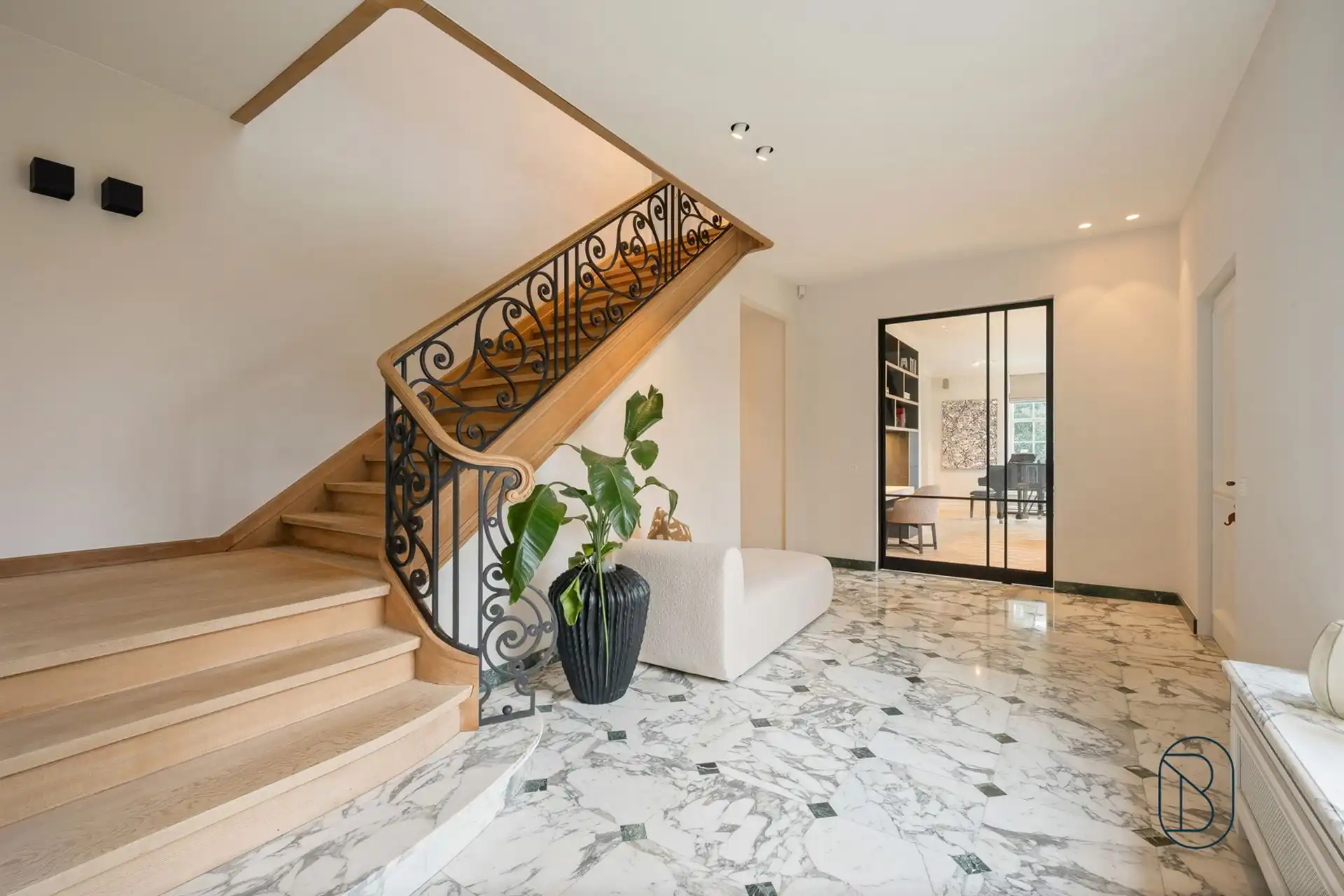 Prachtig afgewerkte franse villa met bijgebouw en zwembad foto 10