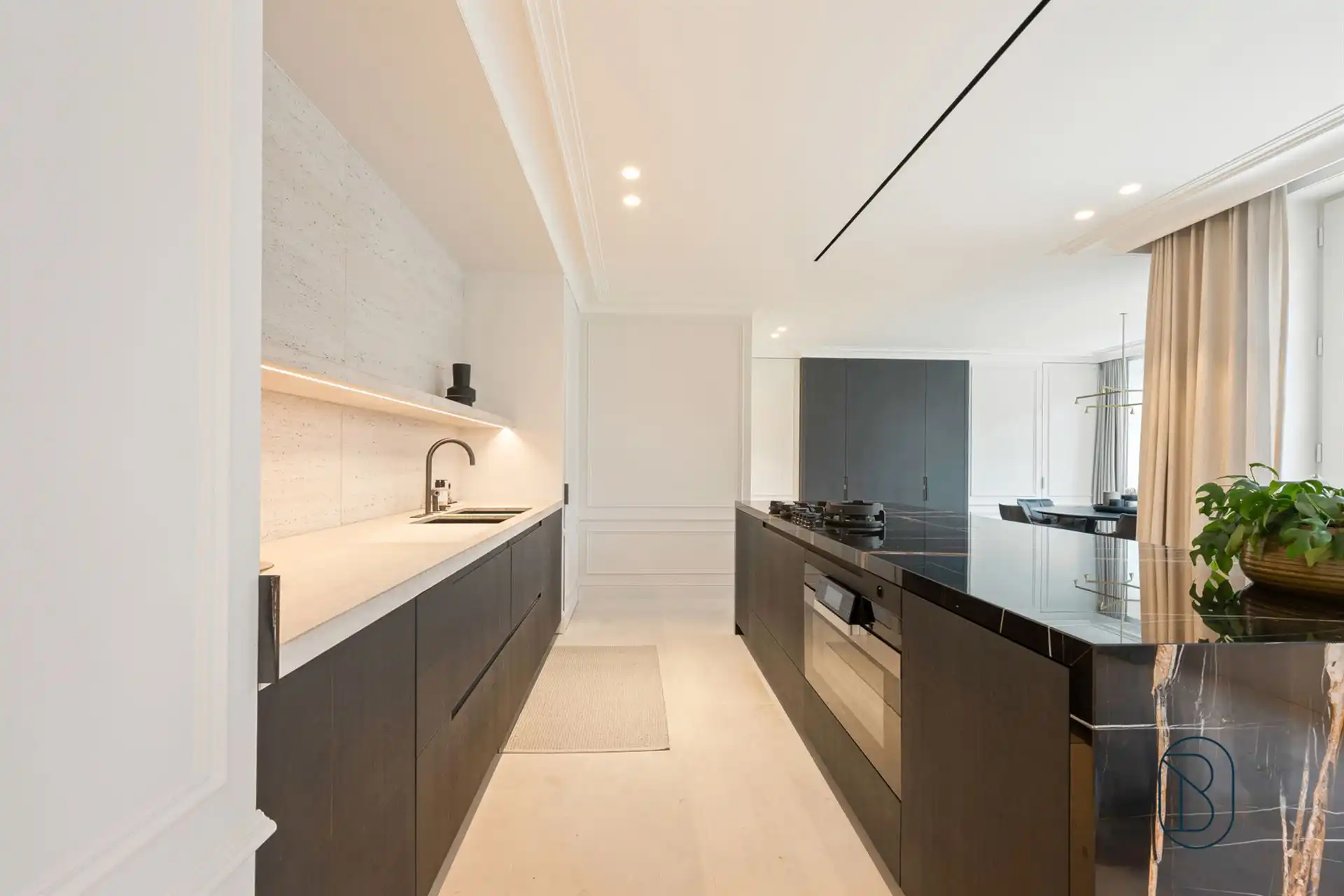 Prachtig afgewerkte franse villa met bijgebouw en zwembad foto 24