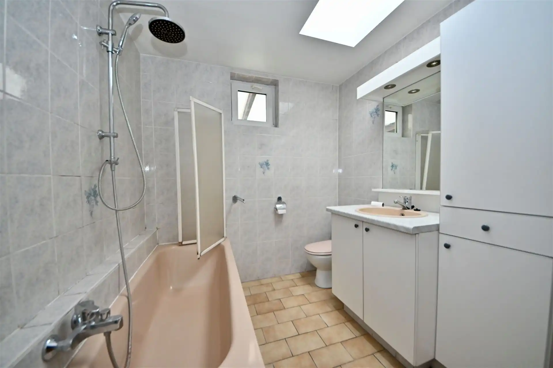 Rijwoning met 2 slaapkamers en tuin met achteruitweg. foto 6