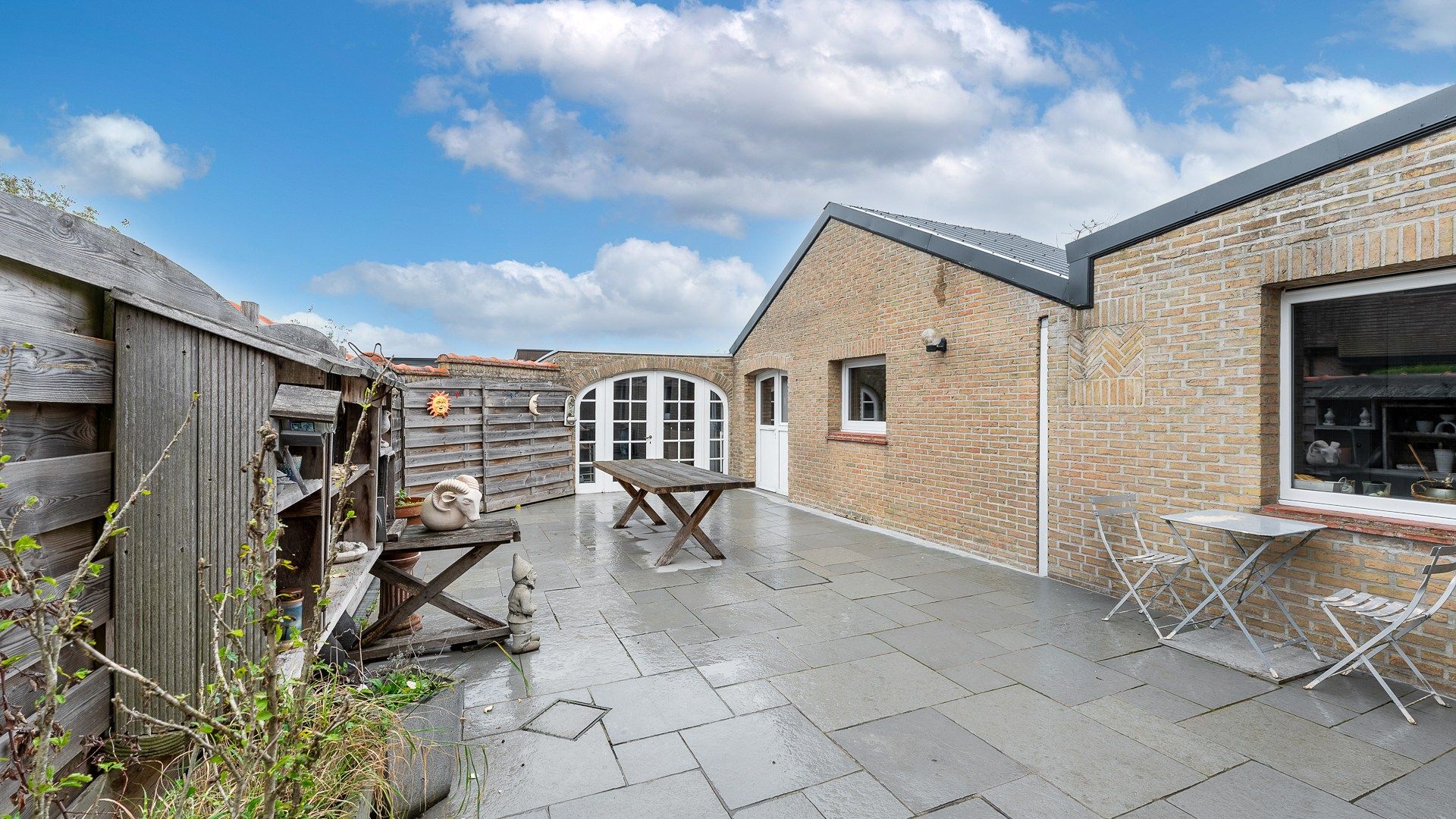 Woning met een leuke binnentuin en garage te Knokke foto 2