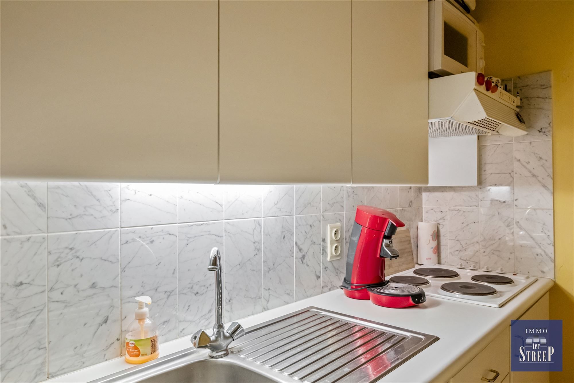 Gemeubelde studio met zeezicht foto 9