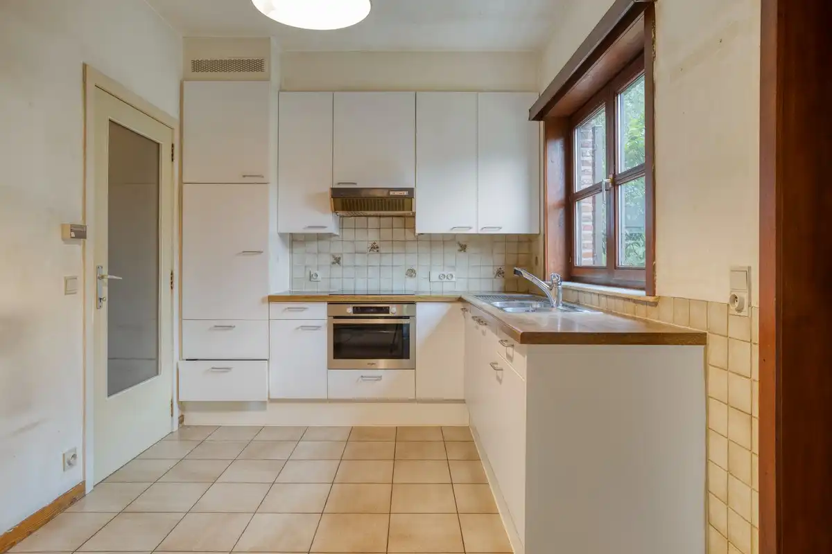 Ruime halfopen woning met 4 slaapkamers, bureau en garage op een residentiële ligging in Drongen foto 5