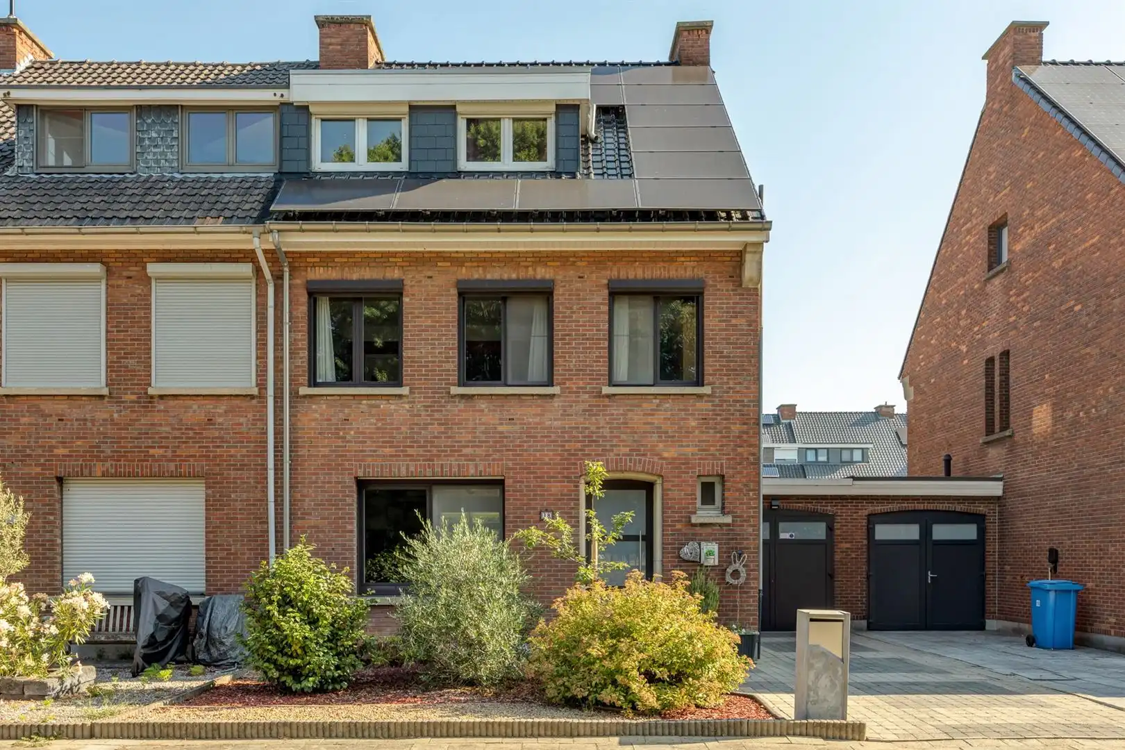 Instapklare halfopen woning in kindvriendelijke woonwijk. foto {{pictureIndex}}