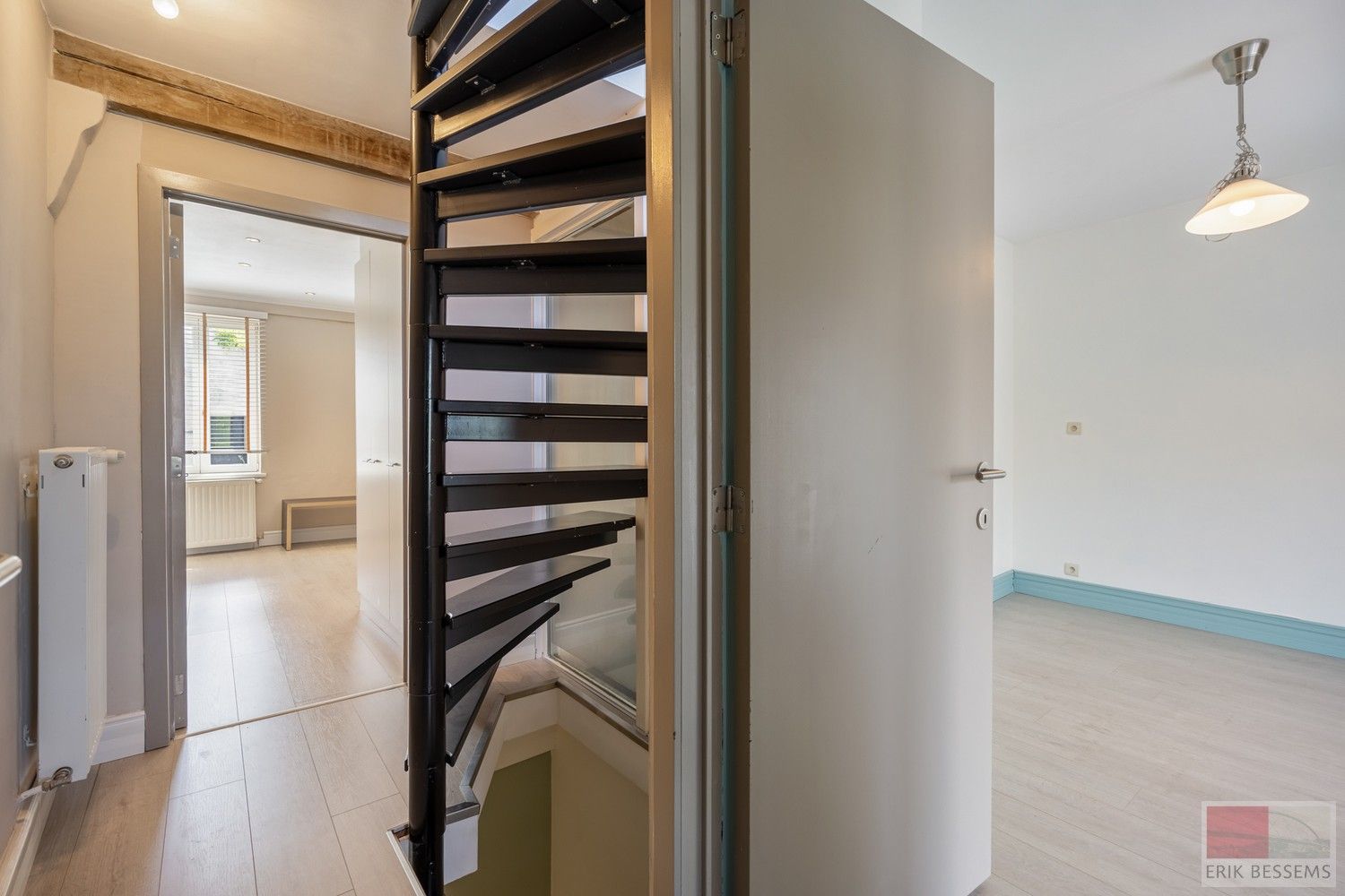 Licht op te frissen woning met drie slaapkamers, gelegen in een gezellige woonomgeving. foto 5