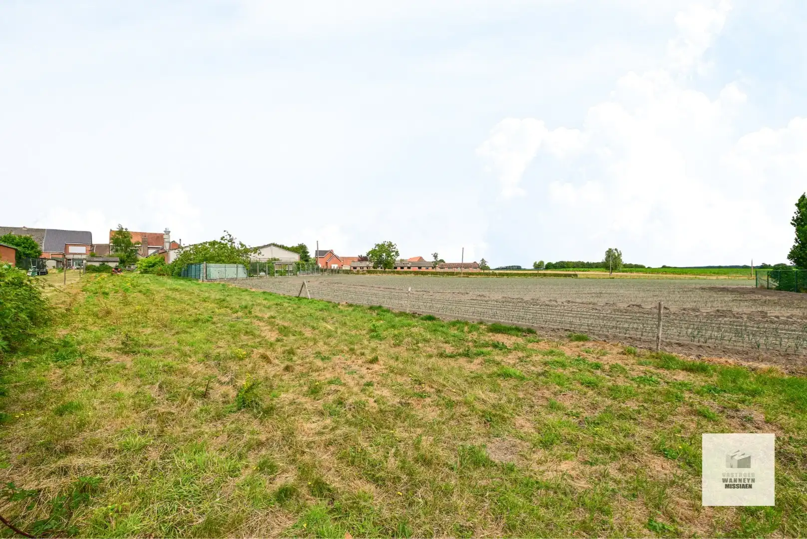 Bouwgrond met af te breken woning op 1100m2 te Zwevezele foto {{pictureIndex}}