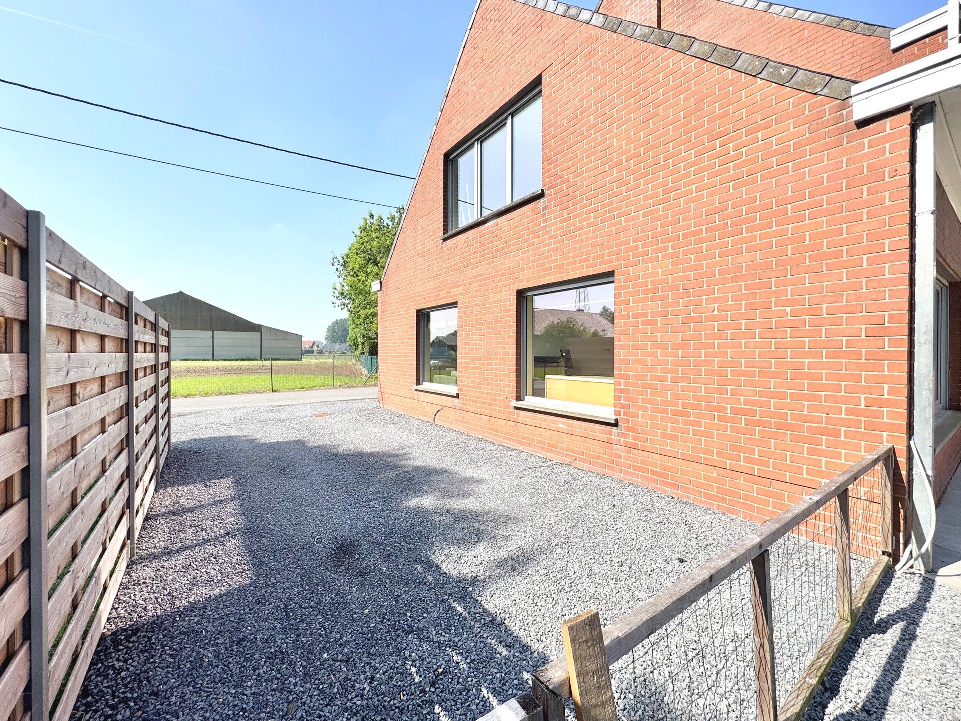 LANDELIJK GELEGEN HALFOPEN WONING foto 26