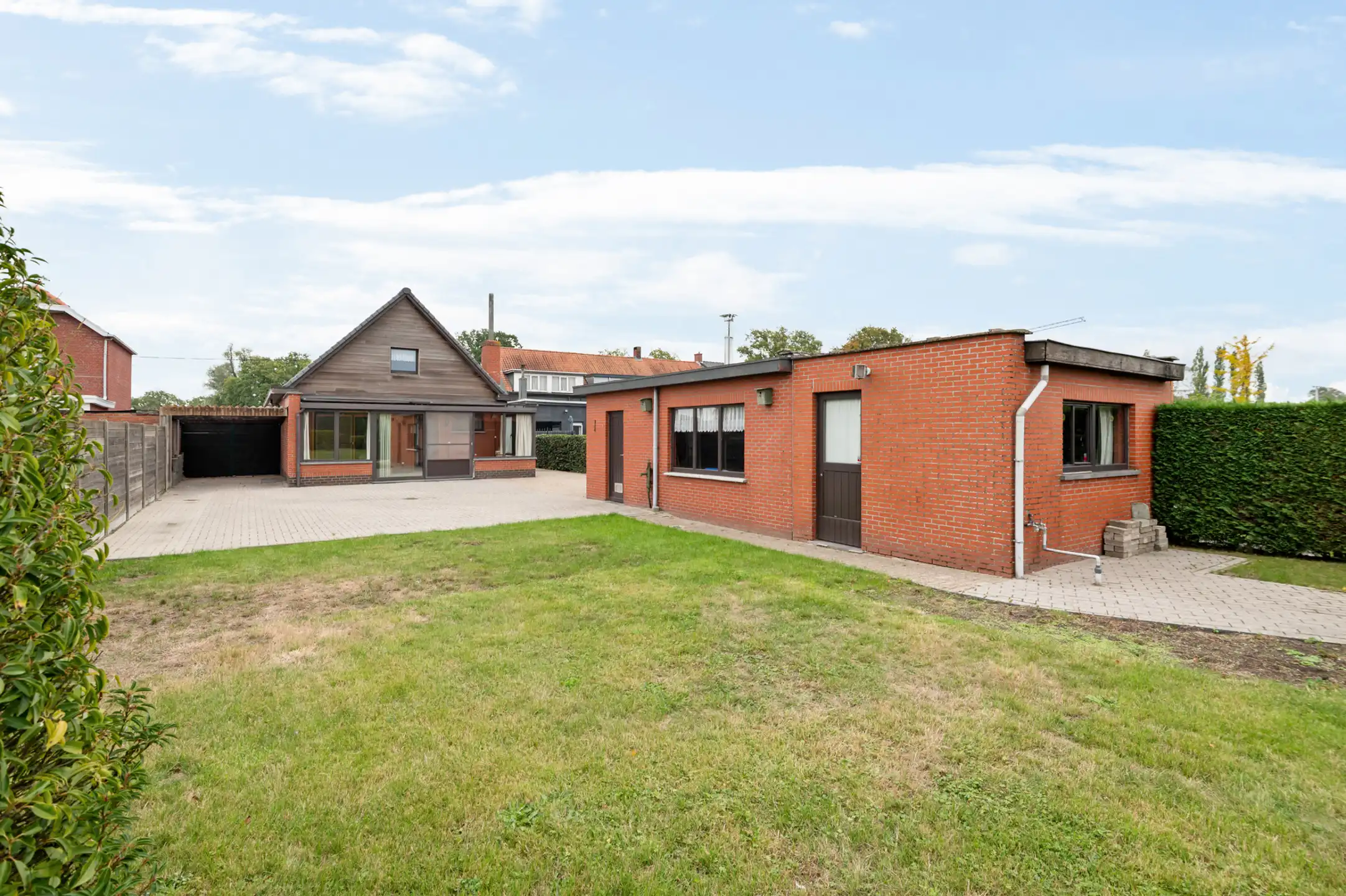 Charmante woning met grote tuin foto 2