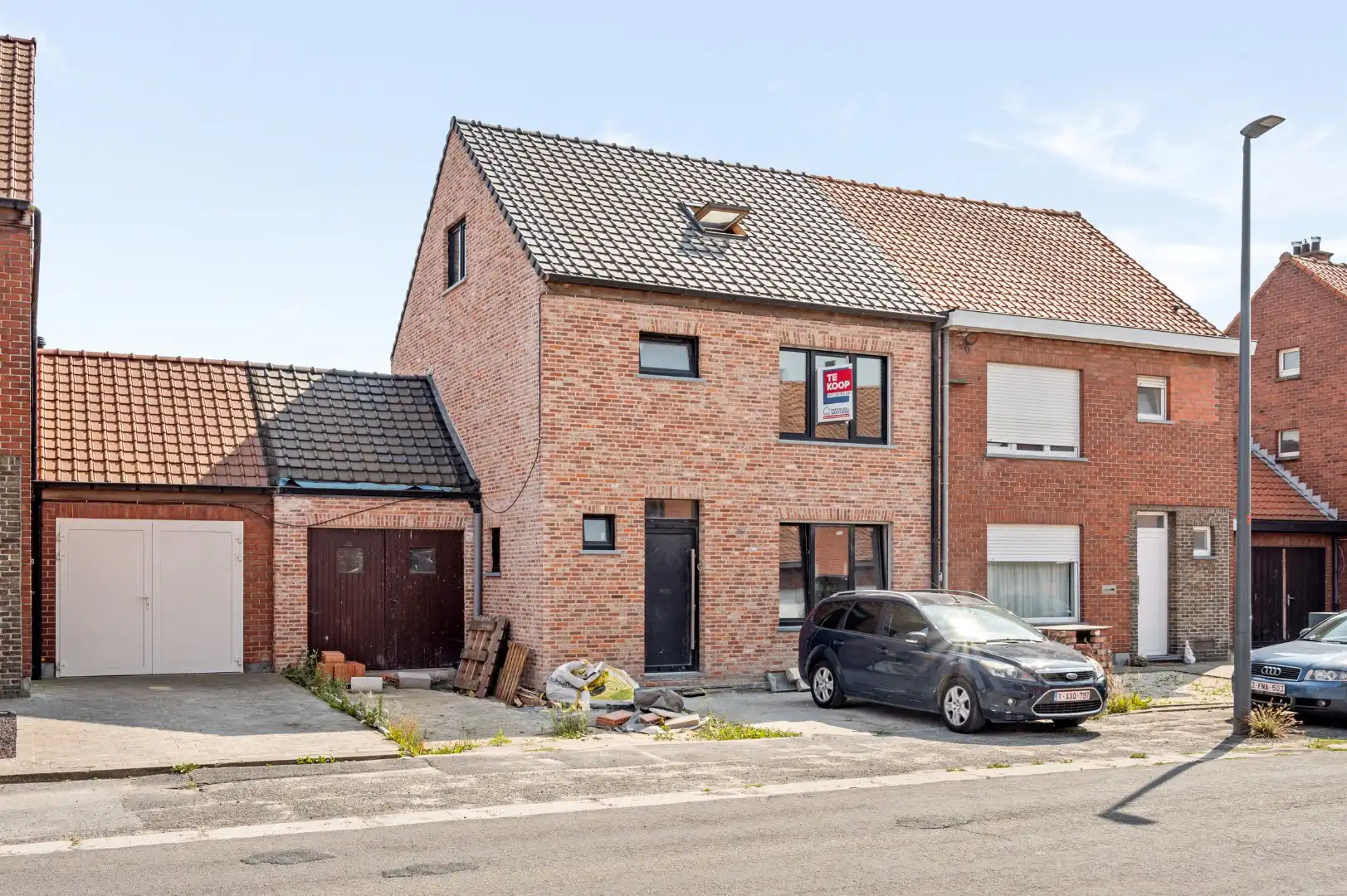 VERDER AF TE WERKEN WONING MET 5 SLPKS EN 2 BADKAMER IN EEN RUSTIGE WIJK foto 2