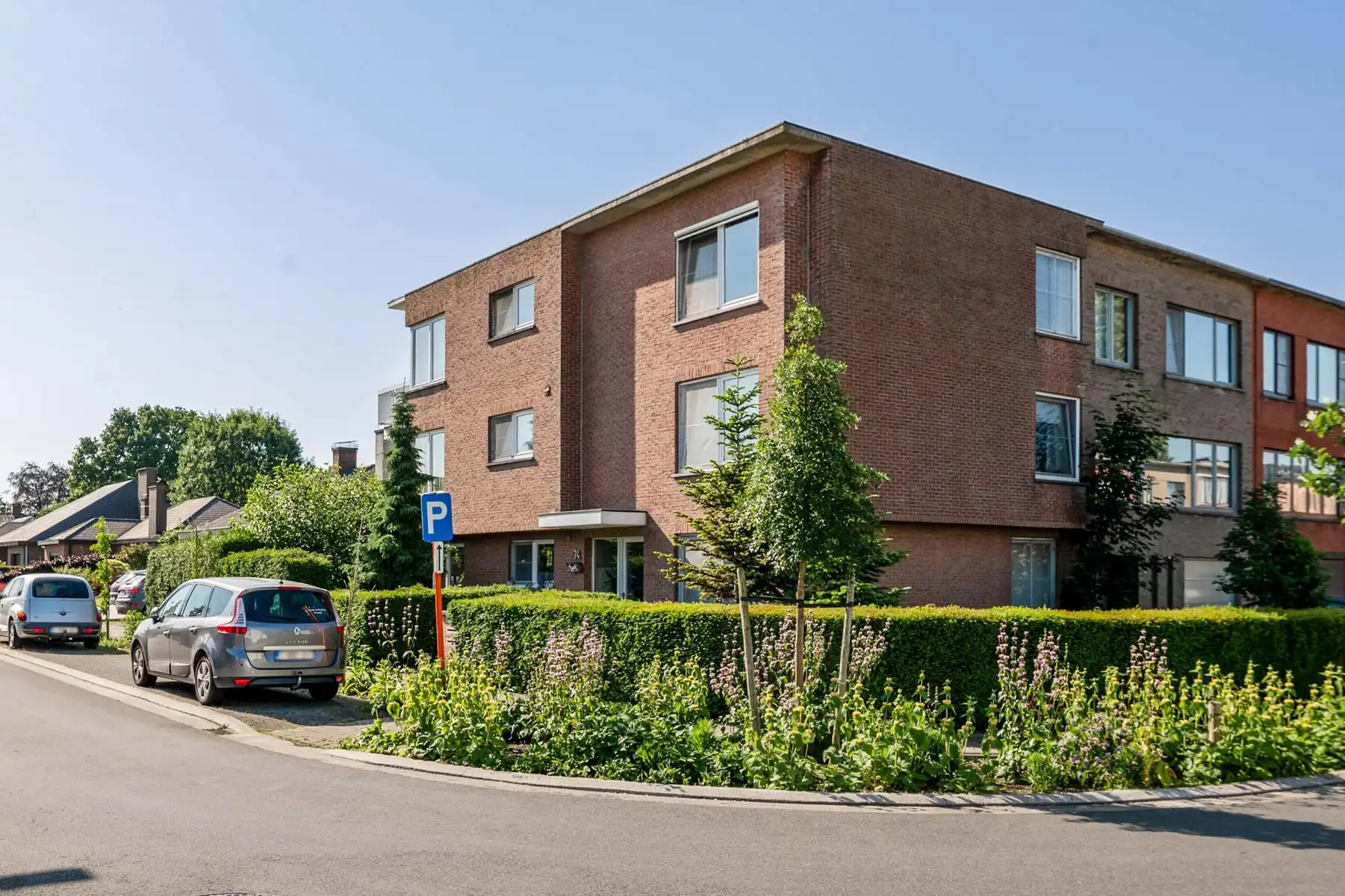 Lichtrijk appartement met garagebox en voorliggende oprit foto 21
