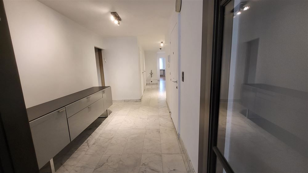 Ruim appartement met terrassen en garagebox foto 2