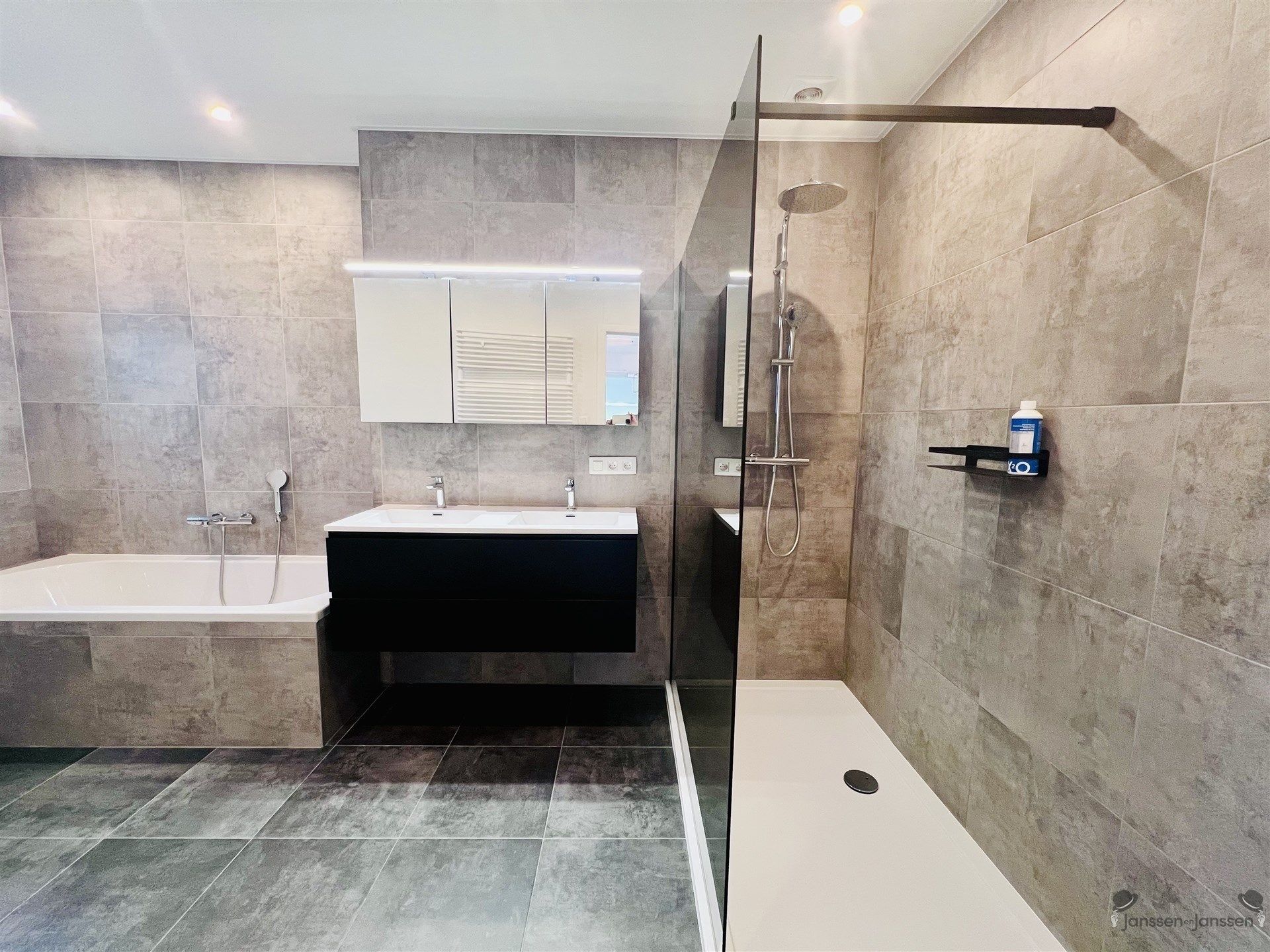 Rustig gelegen instapklare halfopen bebouwing foto 8