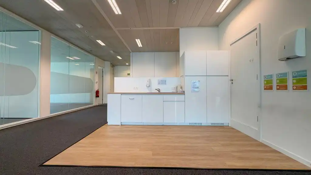 Instapklaar kantoorgelijkvloers te huur in Blue Towers in Gent foto 8