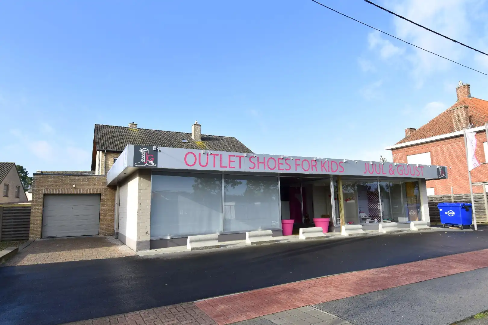 Ruim commercieel pand voor winkel, kantoor,... met parkeergelegenheid voor de deur foto 2