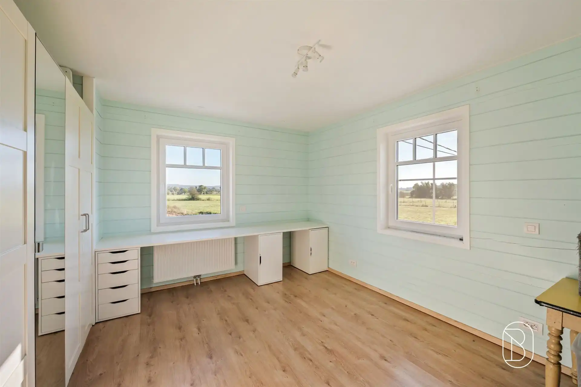 Recente woning met 2 loodsen en zwembad in Escanaffles foto 12