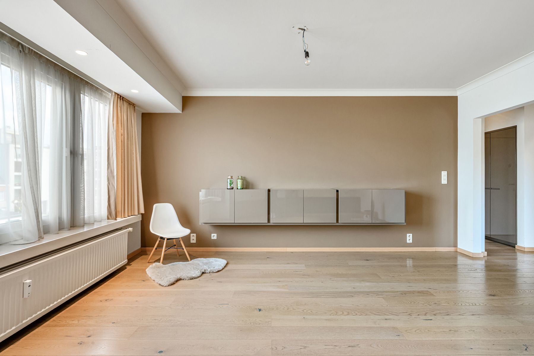 Gerenoveerd 2 slaapkamer appartement met privé kelder foto 3