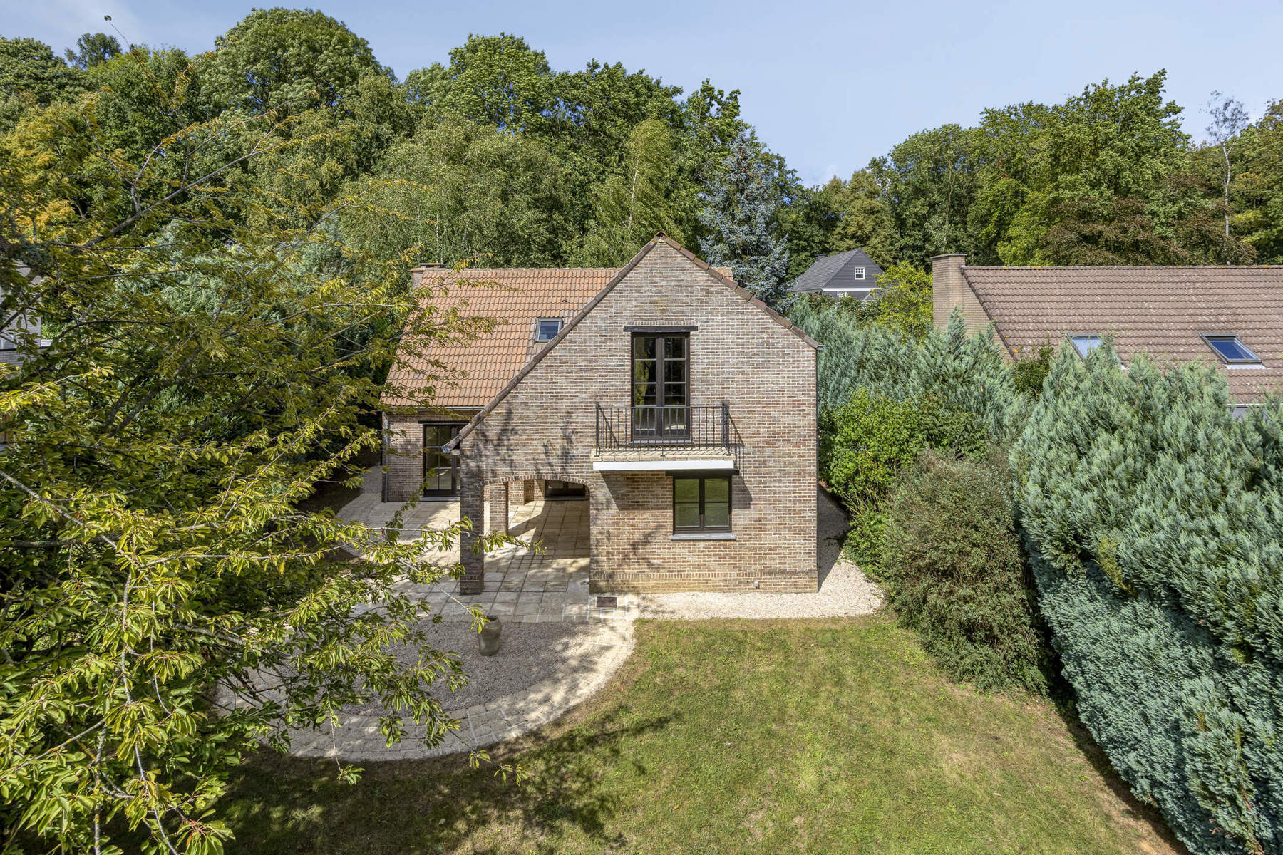 Gezinswoning / huis te koop – 4 slaapkamers, 182 m² – gerenoveerde badkamers, natuursteen & tuin – 10 are – Bois de Strihoux foto {{pictureIndex}}