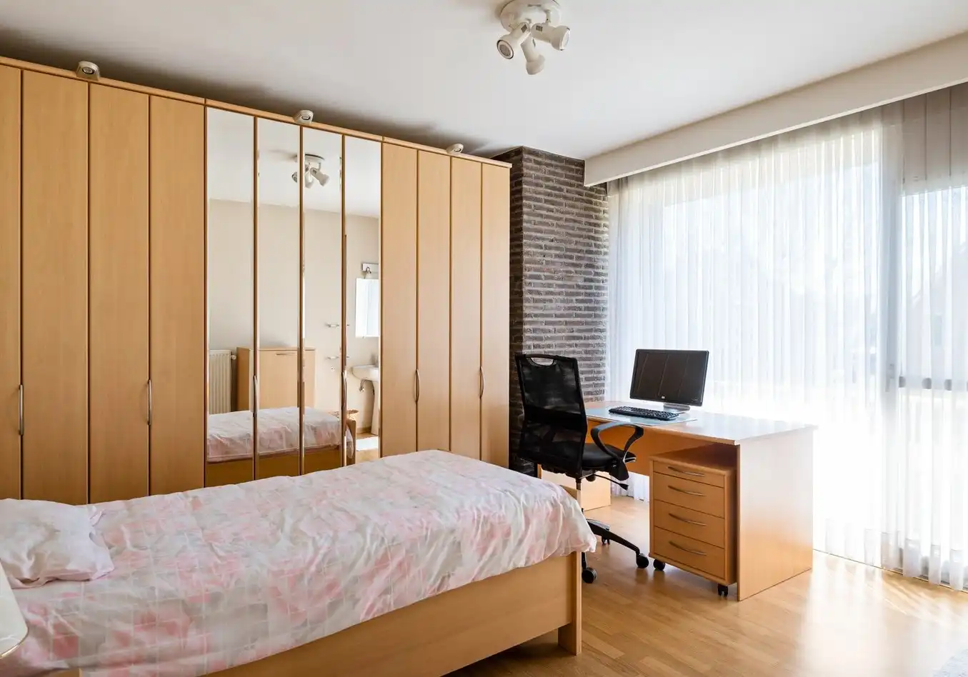 IN OPTIE !! Lichtrijke en instapklare HOB met ruimte om verder te groeien? Ontdek deze oerdegelijke lichtrijke woning tussen Vriesdonk en het centrum van Brasschaat ! foto 14