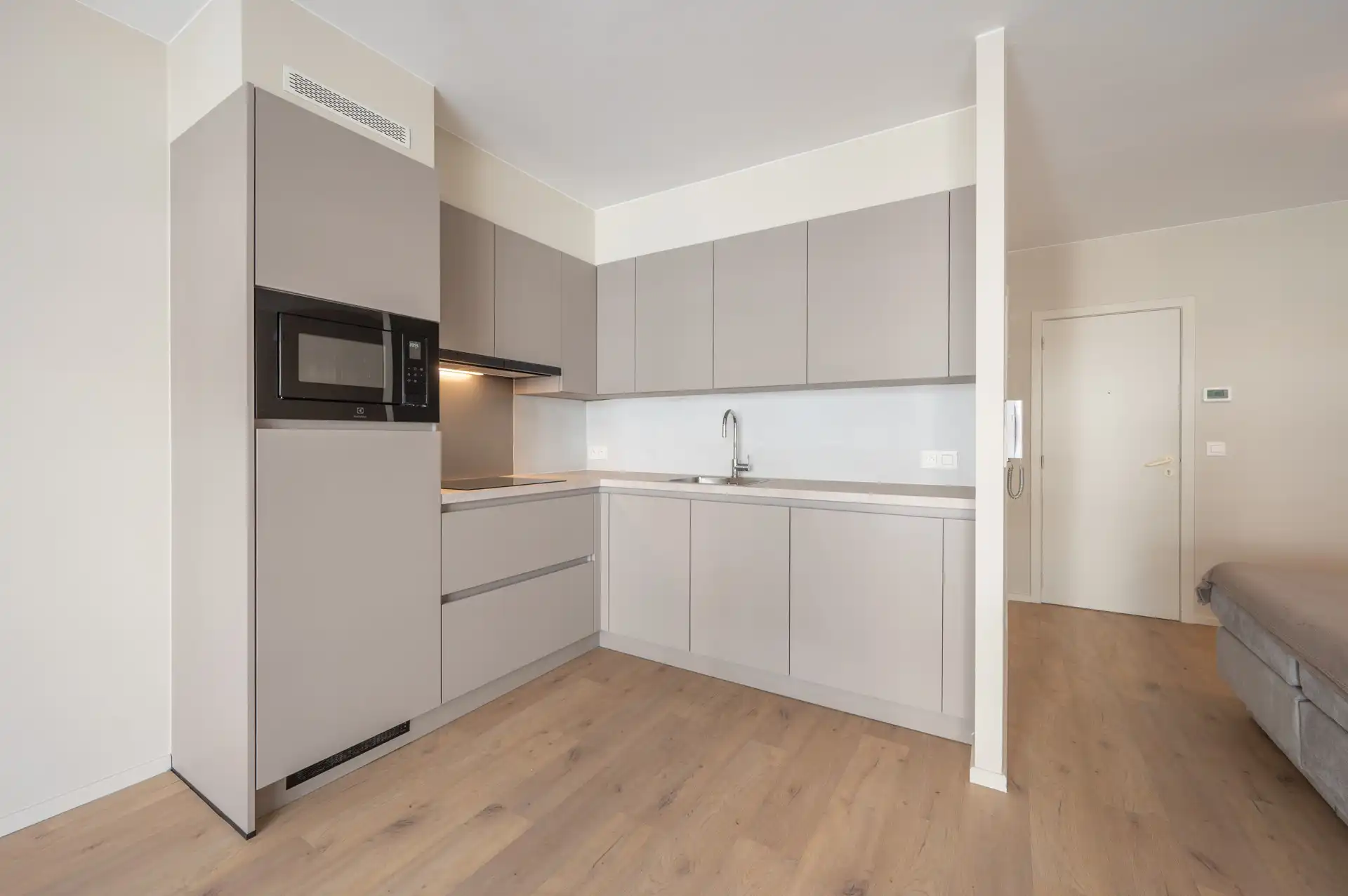 Ongemeubeld: vernieuwde studio op de Lippenslaan! foto 4