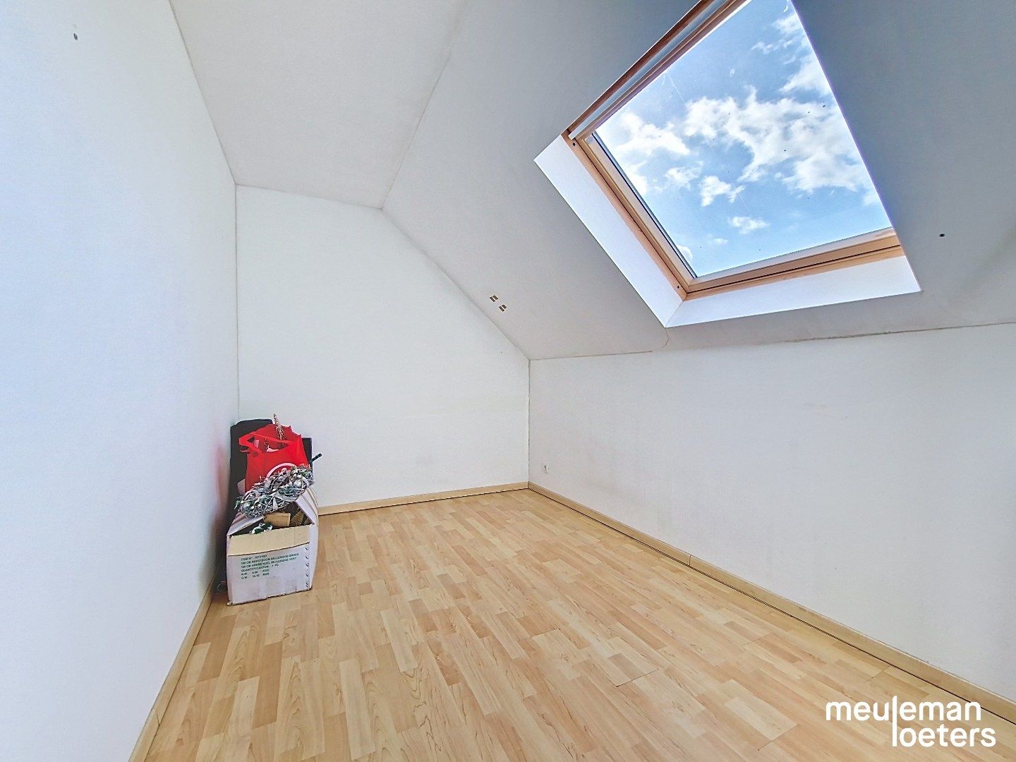 Ruime  halfopen woning met twee garages foto 12
