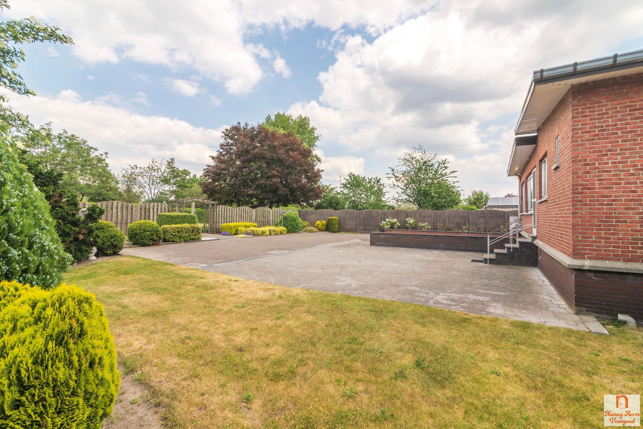 Vrijstaande, goed onderhouden woning op 20 are grond foto 6