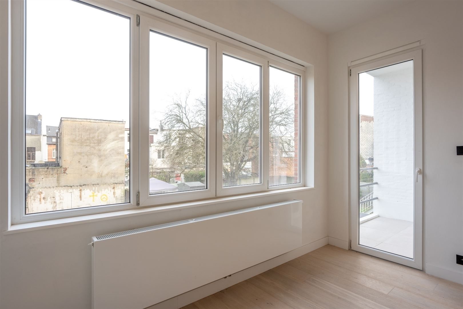 Gerenoveerd twee slaapkamer appartement met terras foto 5