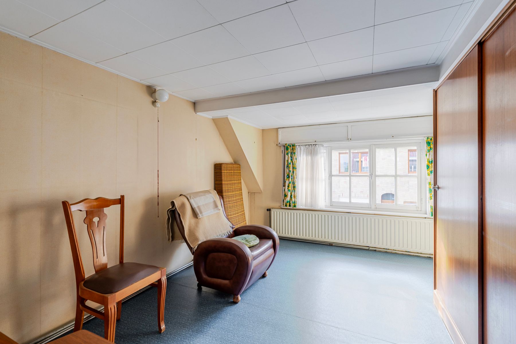 Ruime woning met meerdere bijgebouwen foto 13