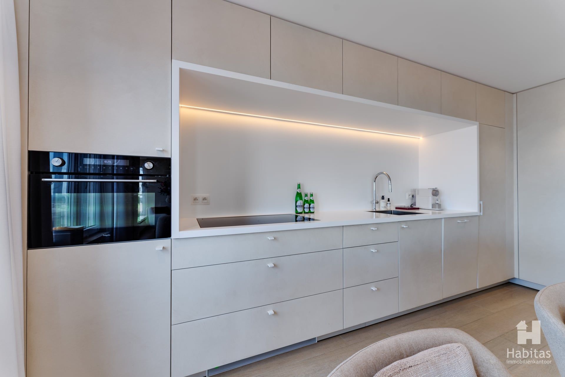 Exclusief zeedijkappartement met ruim 7 m. frontaal zeezicht foto 8