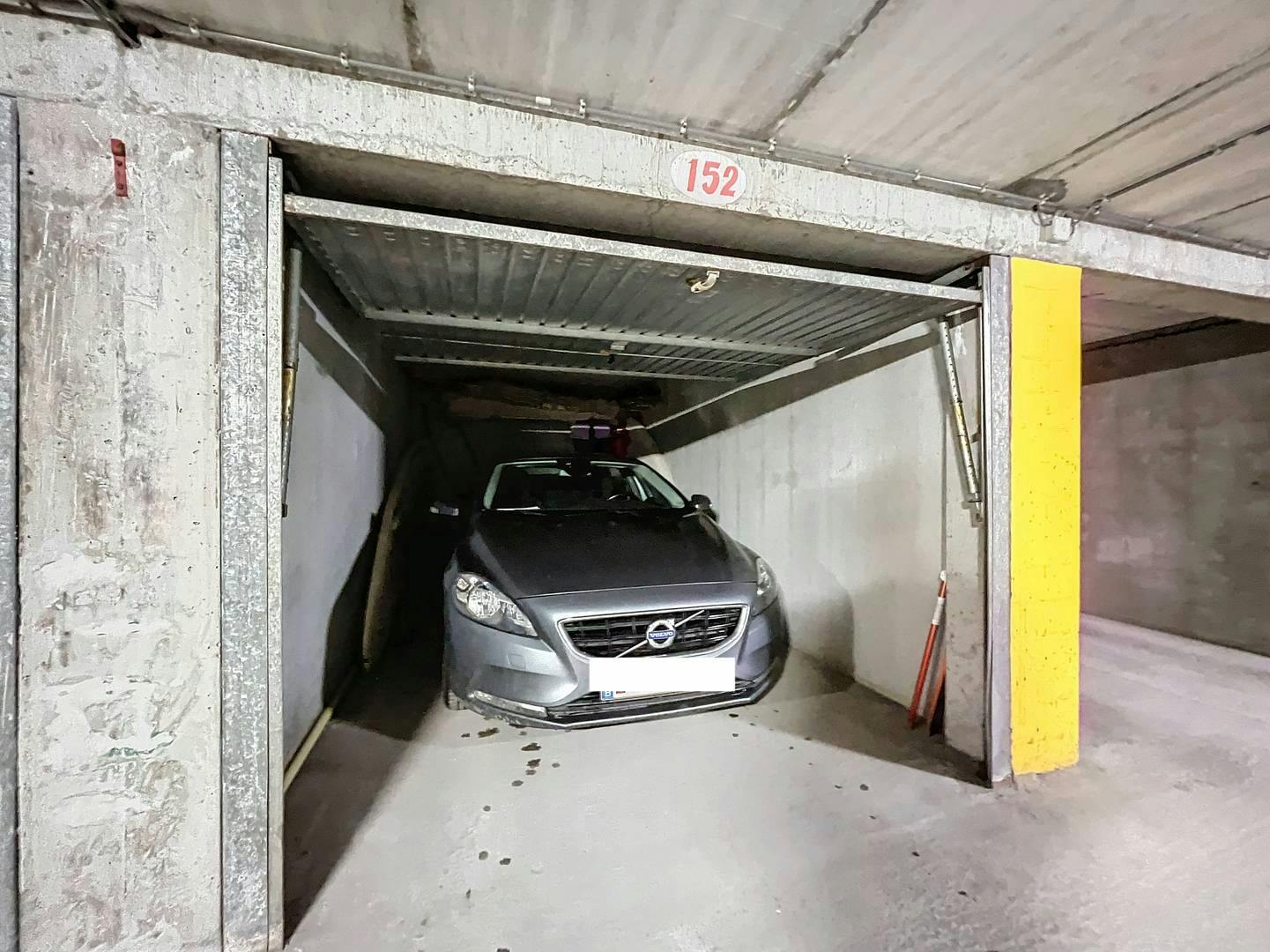 Garagebox te koop op het Hendrikaplein foto {{pictureIndex}}