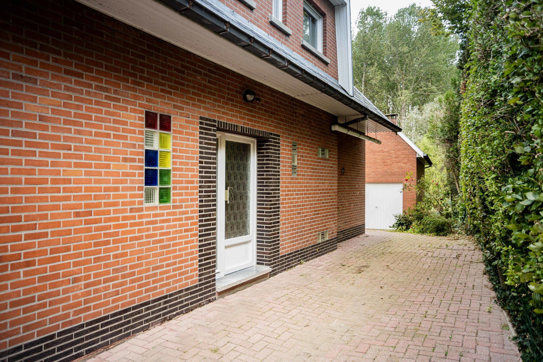 Ruime gezinswoning met 5 SLPK en bureau foto 3