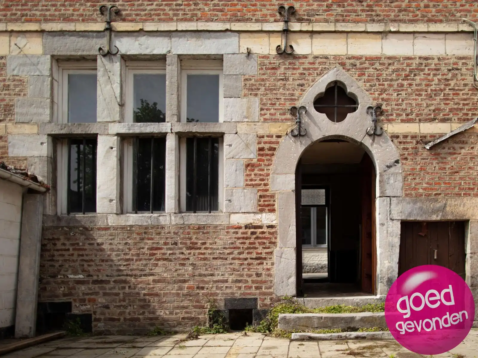 Authentieke begijnenwoning + bouwperceel met 6 garageboxen foto 10