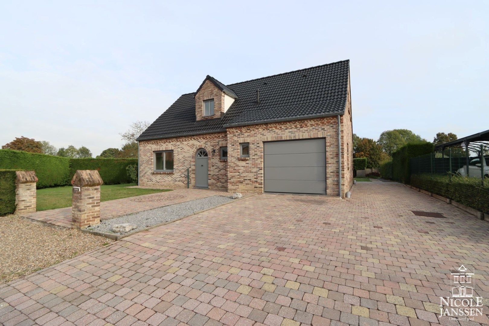 Mooie gezinswoning met drie slaapkamers, inpandige garage en tuin in een aangename woonomgeving foto 2