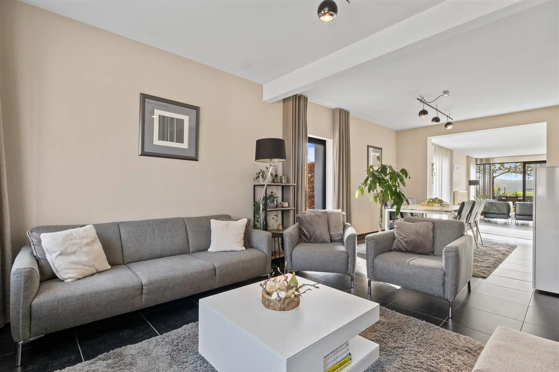 Modern halfopen bebouwing met uniek zicht in een landelijke omgeving. foto 8