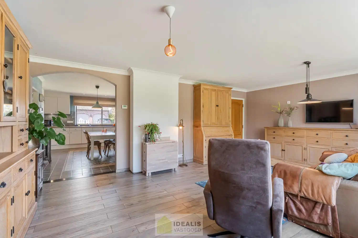 IDEALIS VASTGOED – Goed onderhouden en aangename gelijkvloerse woning met 2 slaapkamers op een prachtig, ruim en uiterst breed perceel foto 14