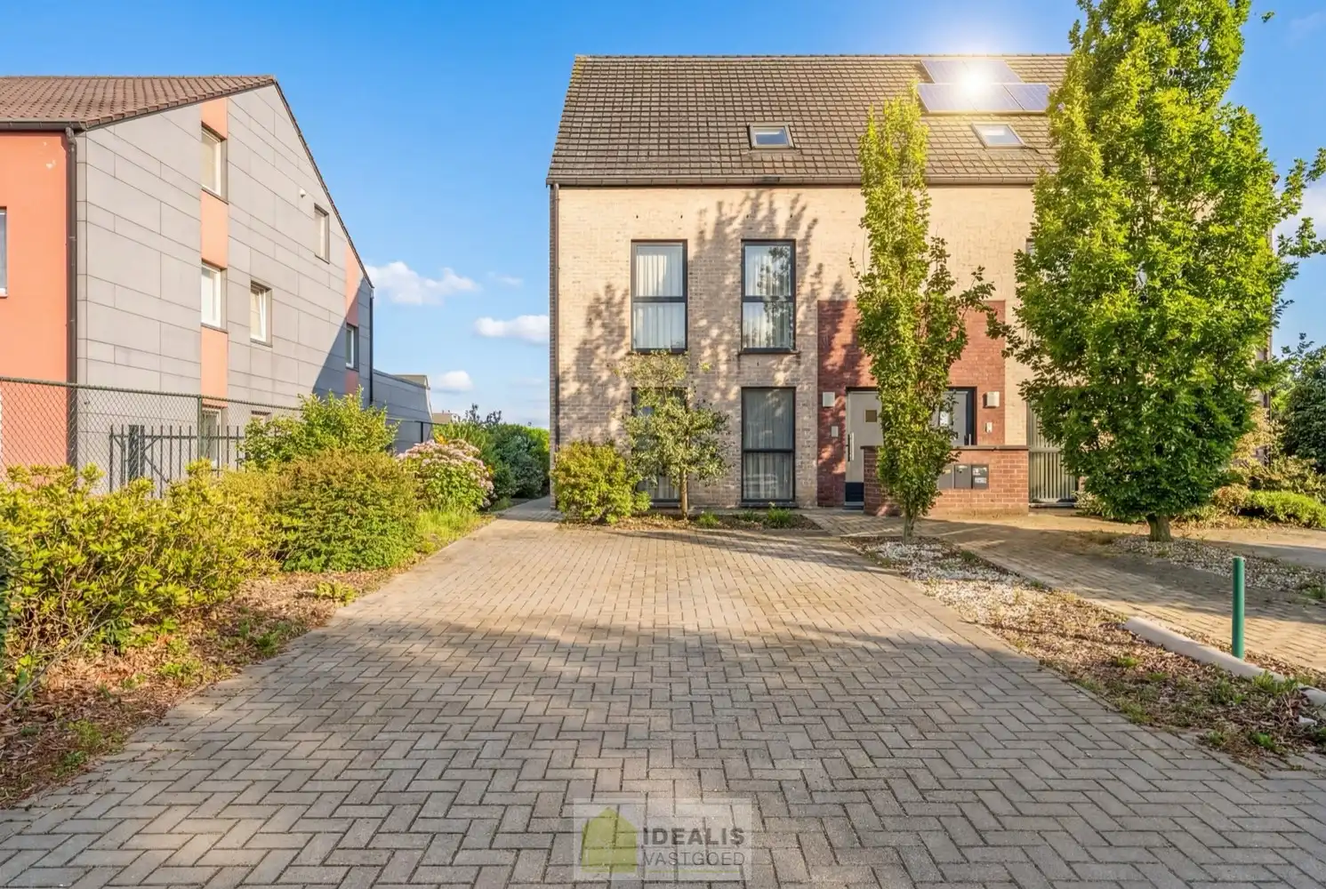 IDEALIS VASTGOED – INSTAPKLAAR DUPLEX APPARTEMENT GELEGEN OP UITERST CENTRALE LOCATIE TE HECHTEL-EKSEL foto 3