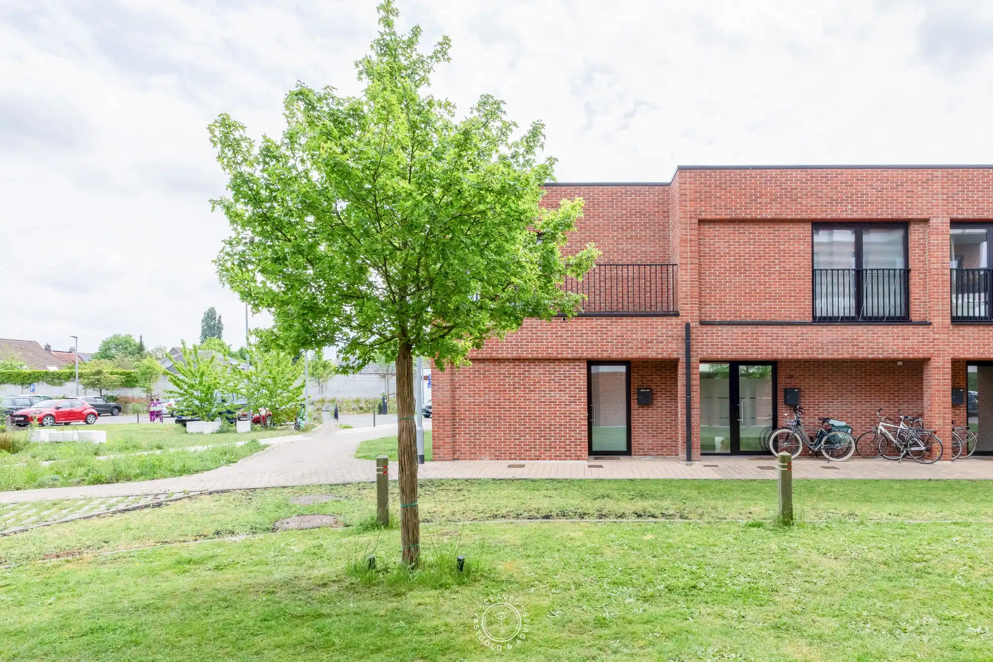 Energiezuinige halfopen woning met tuin en 3 slaapkamers in het centrum foto {{pictureIndex}}