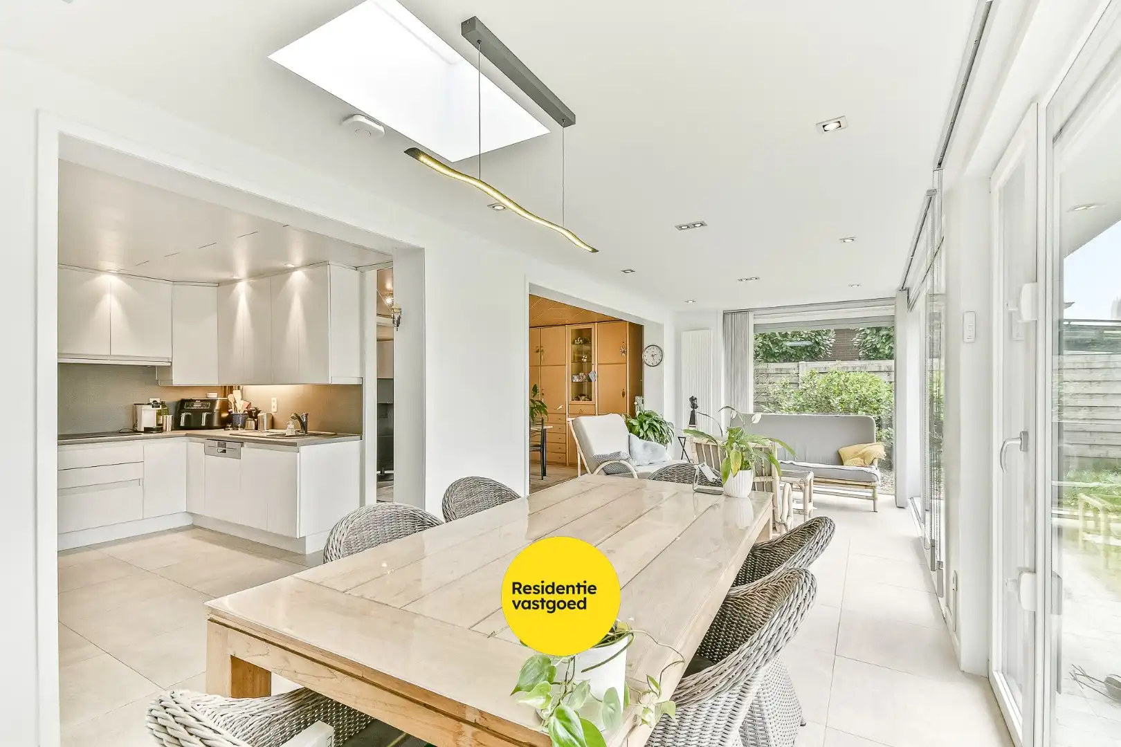 Instapklare woning met 4 slaapkamers, garage en carport foto 5