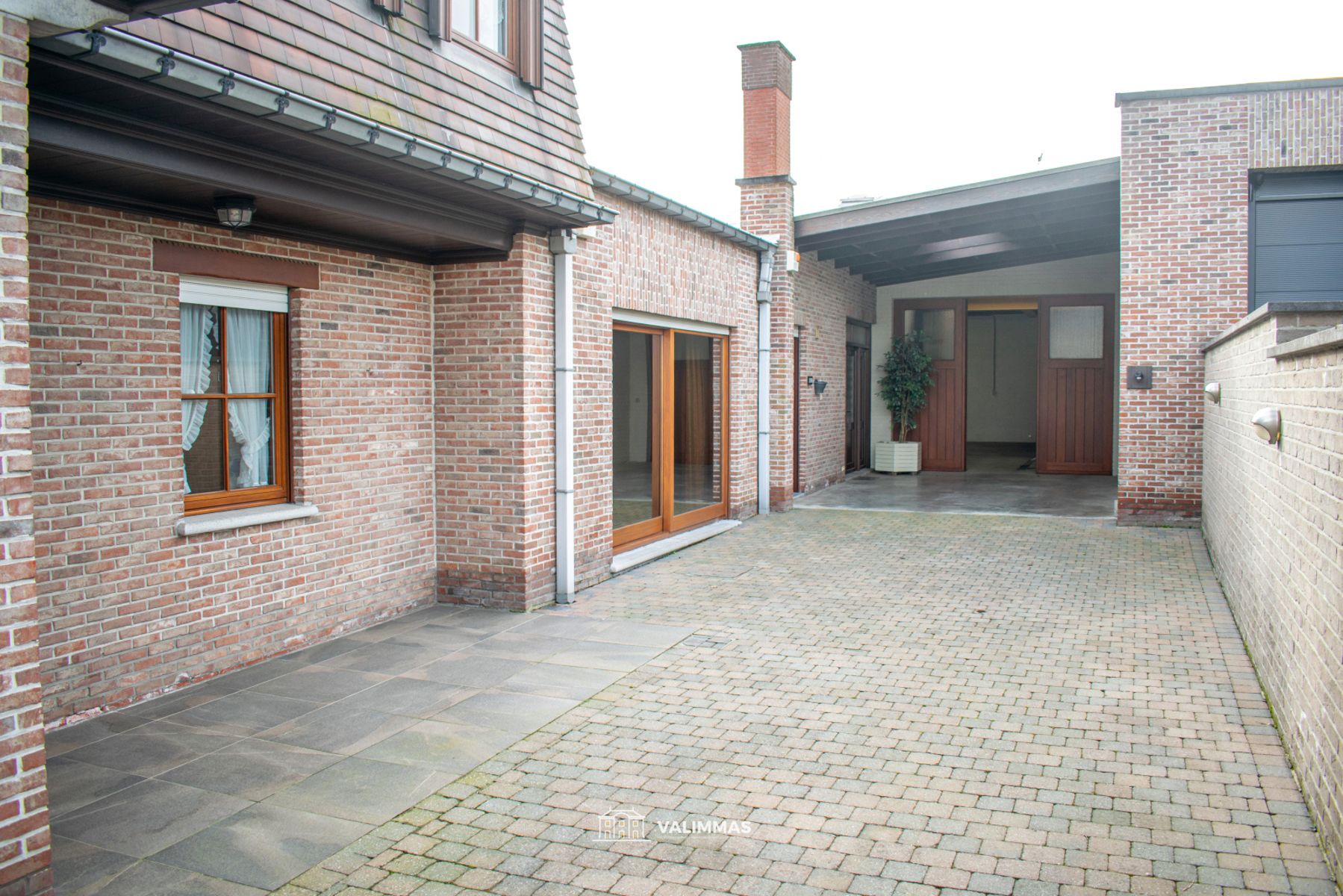 Zeer ruime, instapklare woning met atelier/opslag en parking foto 3