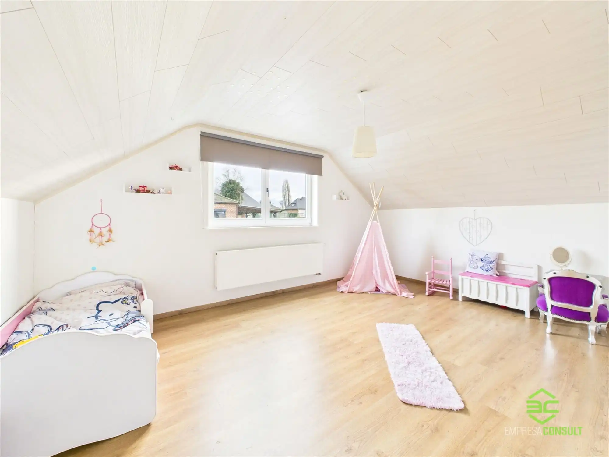 Instapklare gezinswoning met 6slpk en grote aparte garage! foto 22