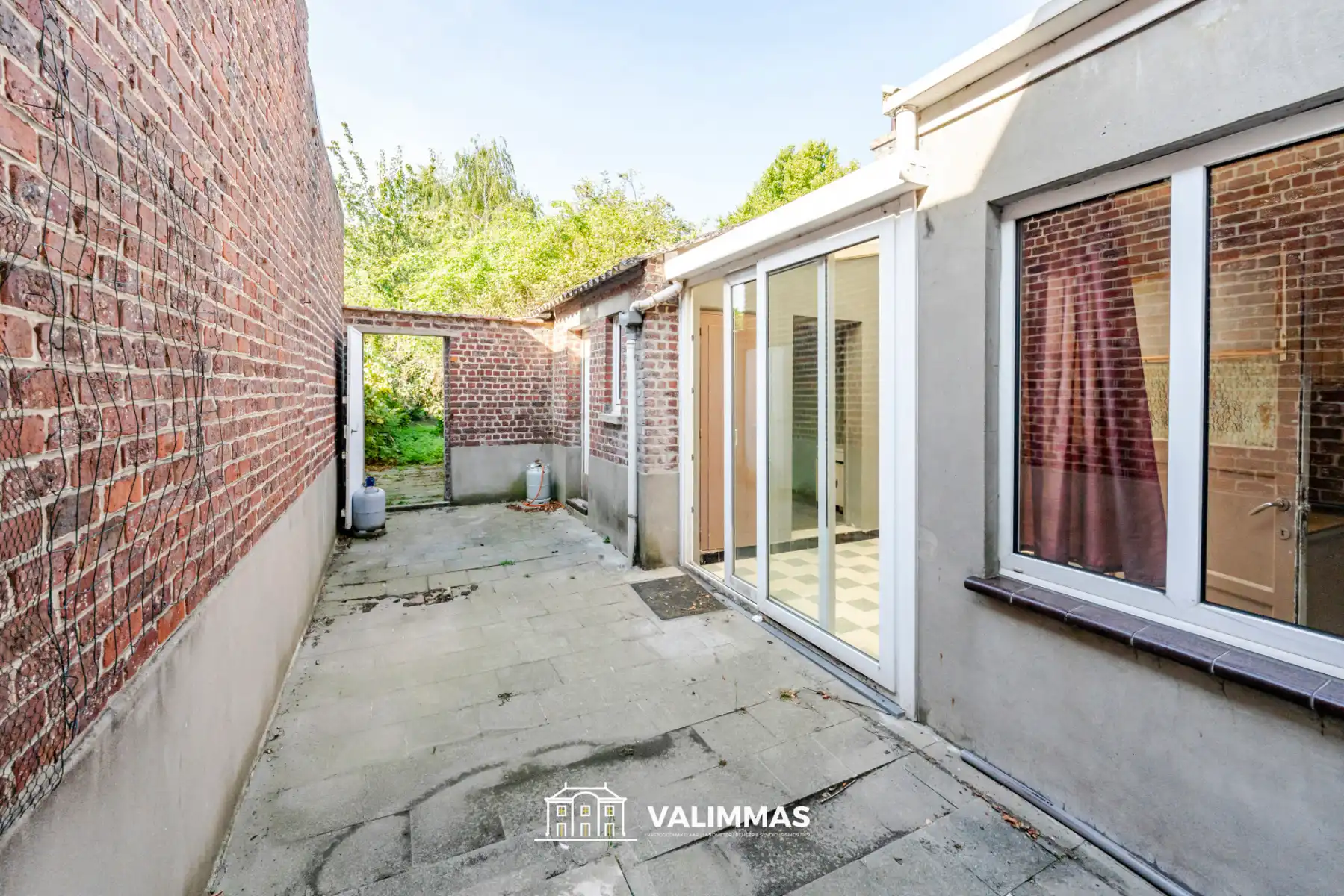 Degelijke, maar nog op te knappen woning met grote tuin... foto 11