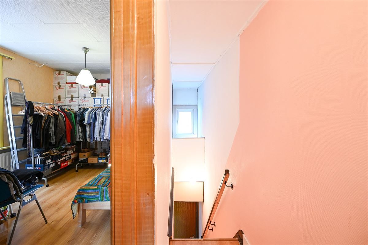 Gelegen in de rustige Voogdijstraat, op wandelafstand van het centrum van Duffel, vind je deze eerlijke, goed onderhouden woning boordevol mogelijkheden. De huidige huurder heeft ze jarenlang met zorg bewoond, maar een frisse wind – en een beetje lie foto 19