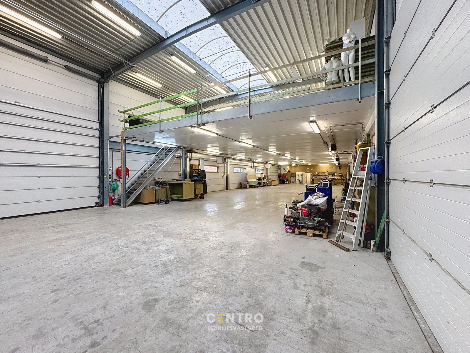 Prachtig BEDRIJFSPAND, bestaande uit MAGAZIJN (576m2 + tussenverdieping), BURELEN en instapklare, alleenstaande WONING. Op ambachtelijke zone te Aalter. foto 3