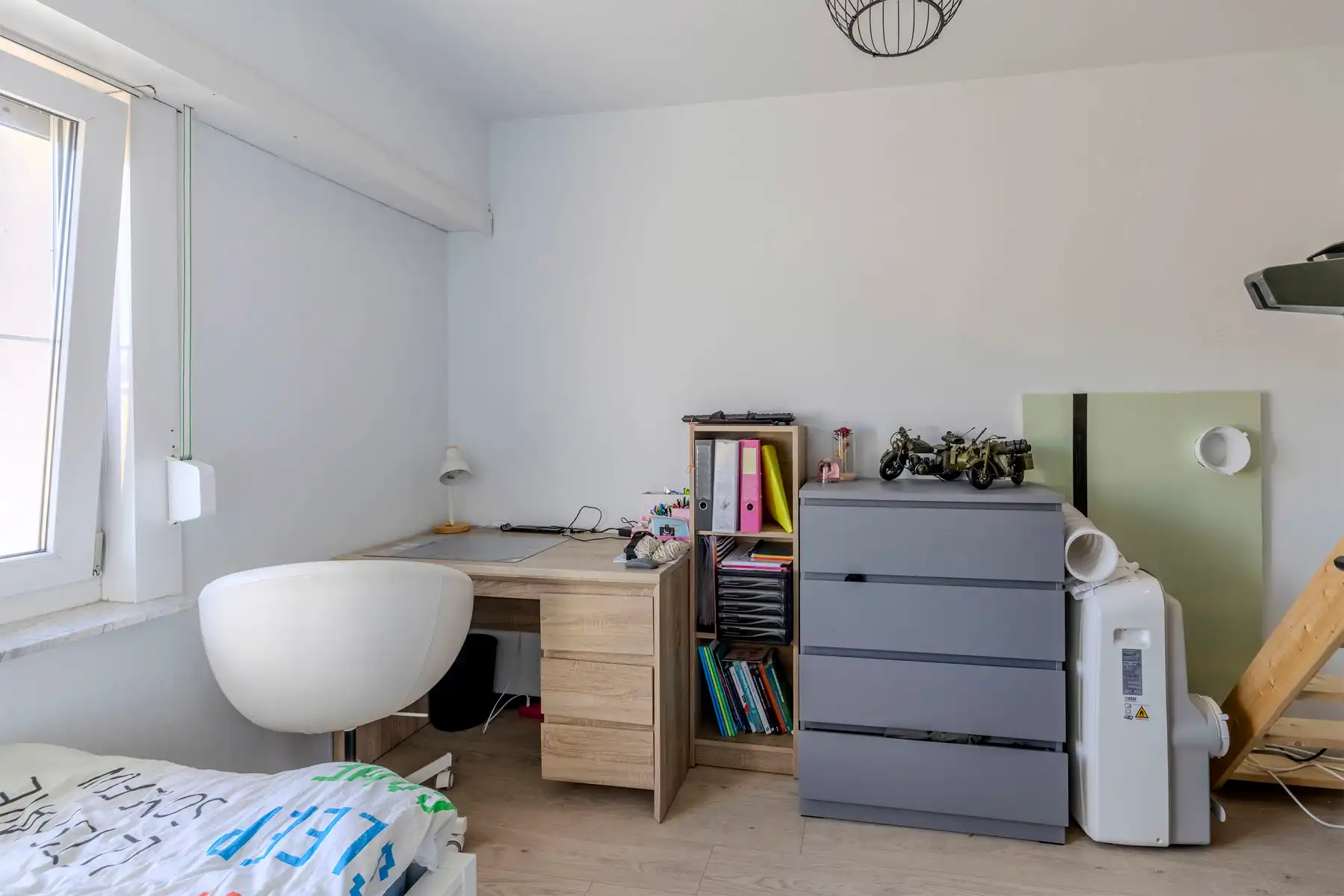 Deels gerenoveerde woning met 3 slpks en tuin op 405m2 foto 17