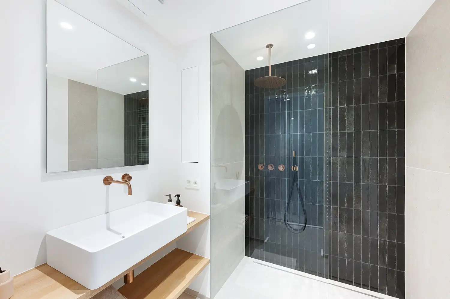 Prachtig vernieuwd 2 slaapkamer appartement aan het Albertstrand foto 11