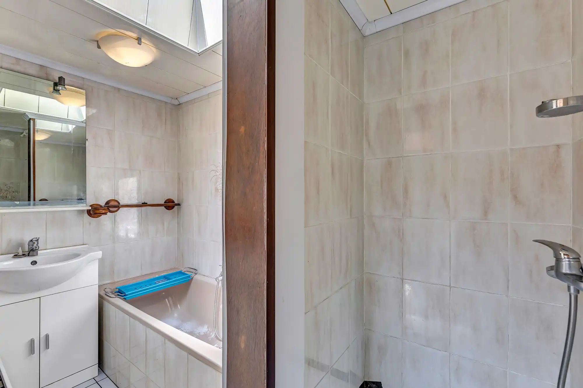 Te renoveren woning met garage en tuin foto 8