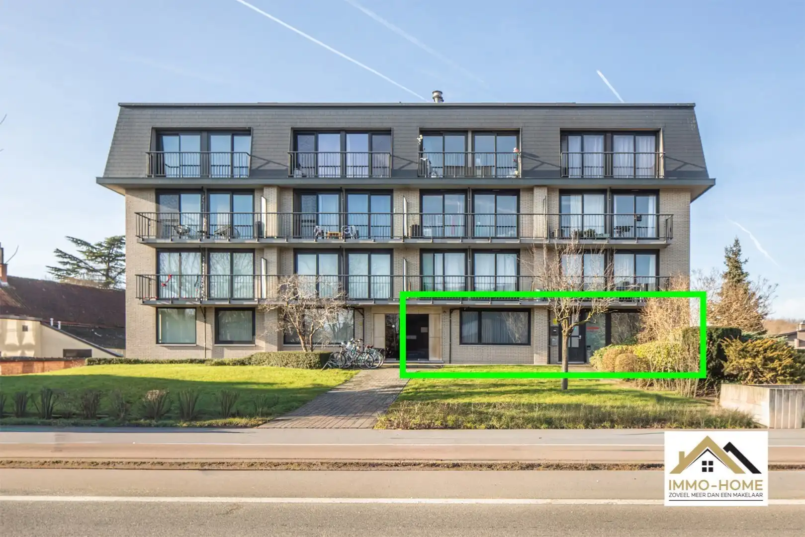 Hoofdfoto van de publicatie: Zeer ruim gelijkvloers appartement met woonkelder en private tuin 