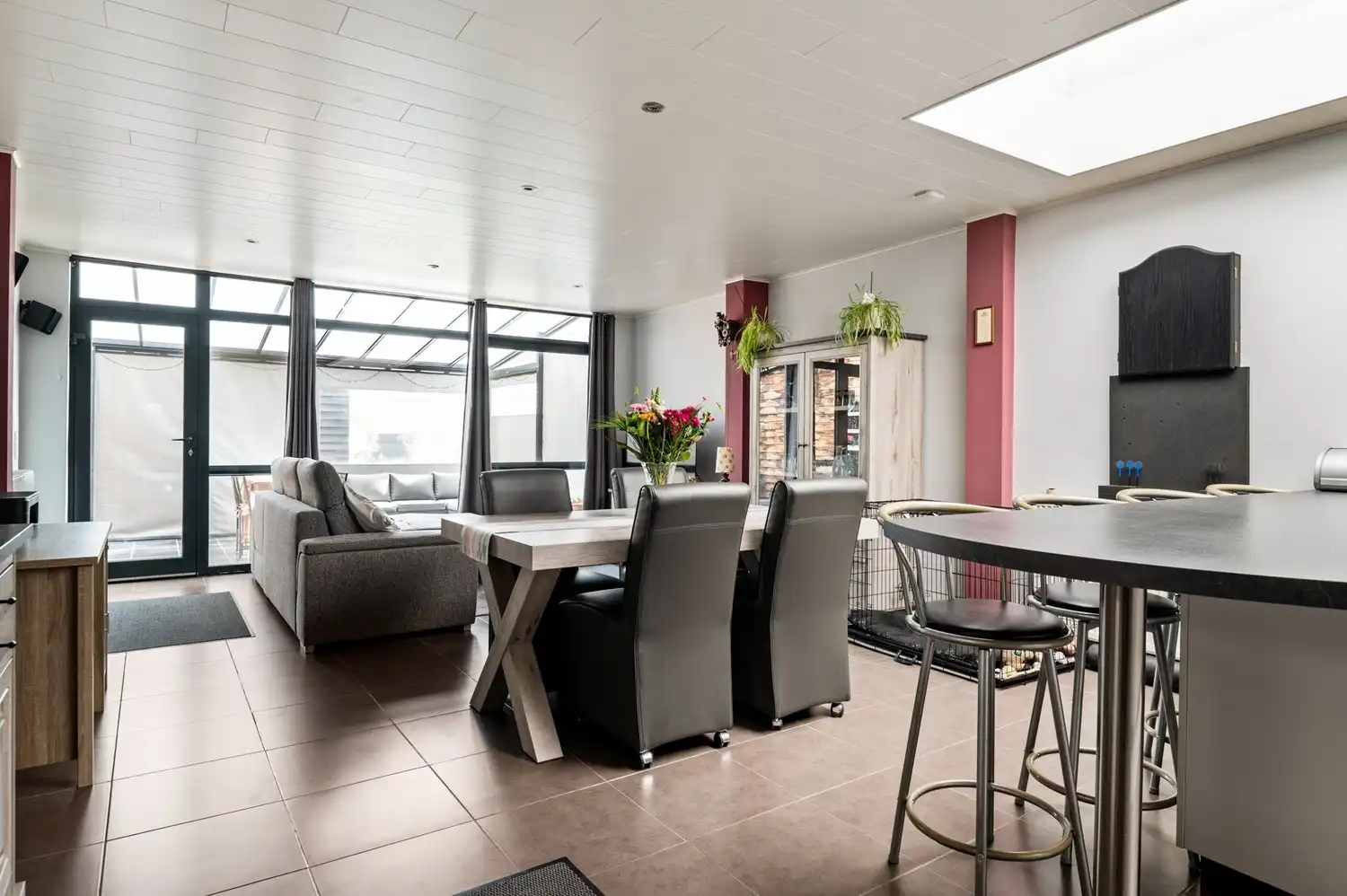 Ruime woning met 3 tot 4 slaapkamers en 3 autostaanplaatsen in een rustige straat foto 5