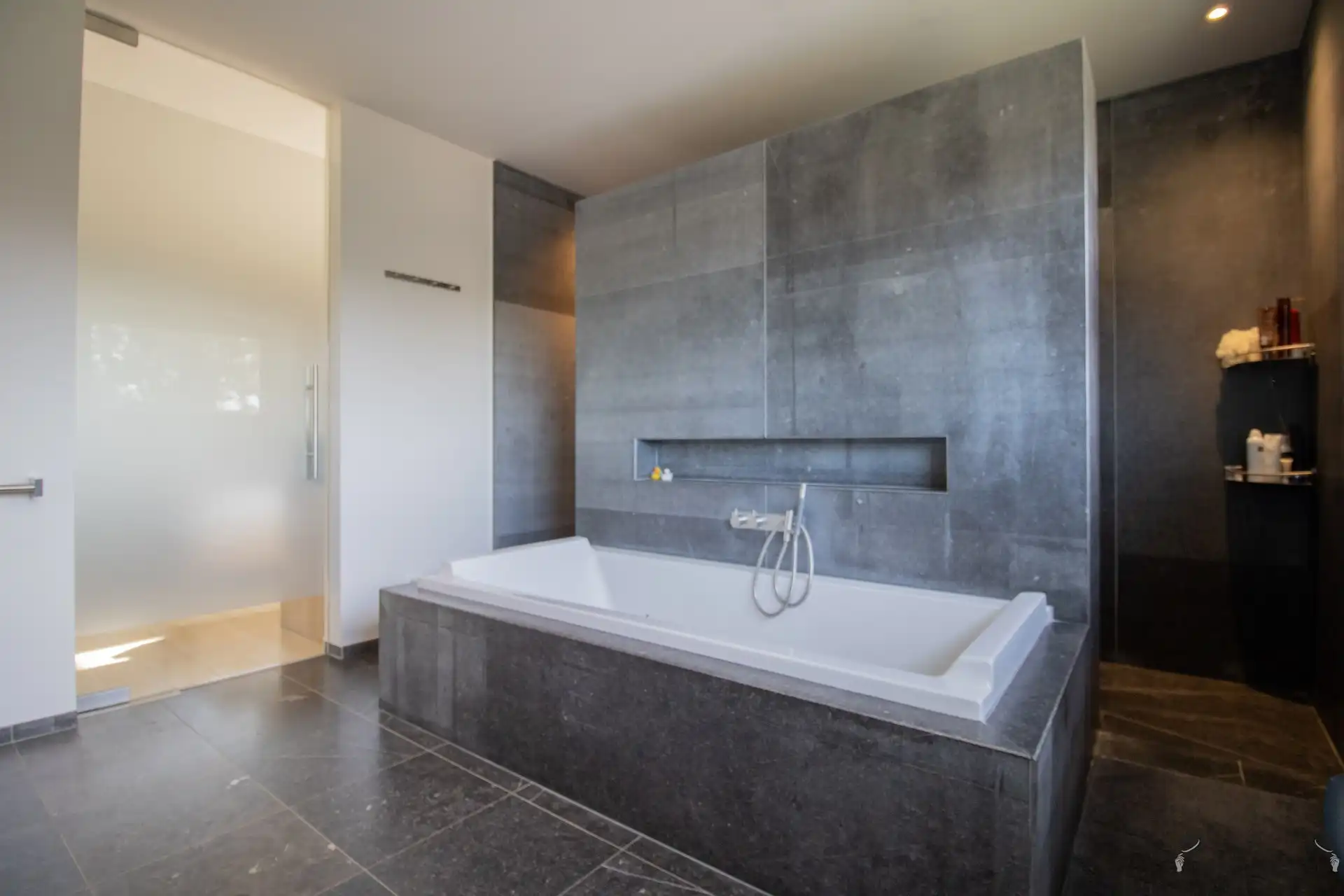 Ruime villa met 5 slaapkamers, 2 badkamers, buitenzwembad en poolhouse op 1.020 m² foto 13
