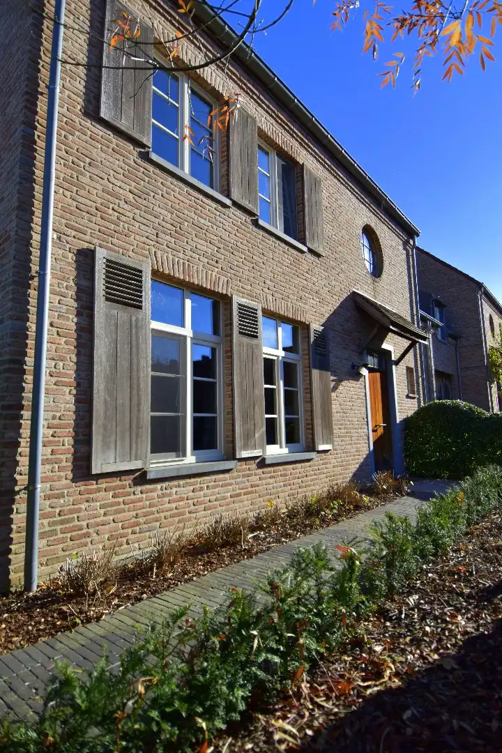 Charmante, gezinswoning in landelijke stijl met 5 slaapkamers, garage en zonnige tuin te koop in Bellegem foto 2