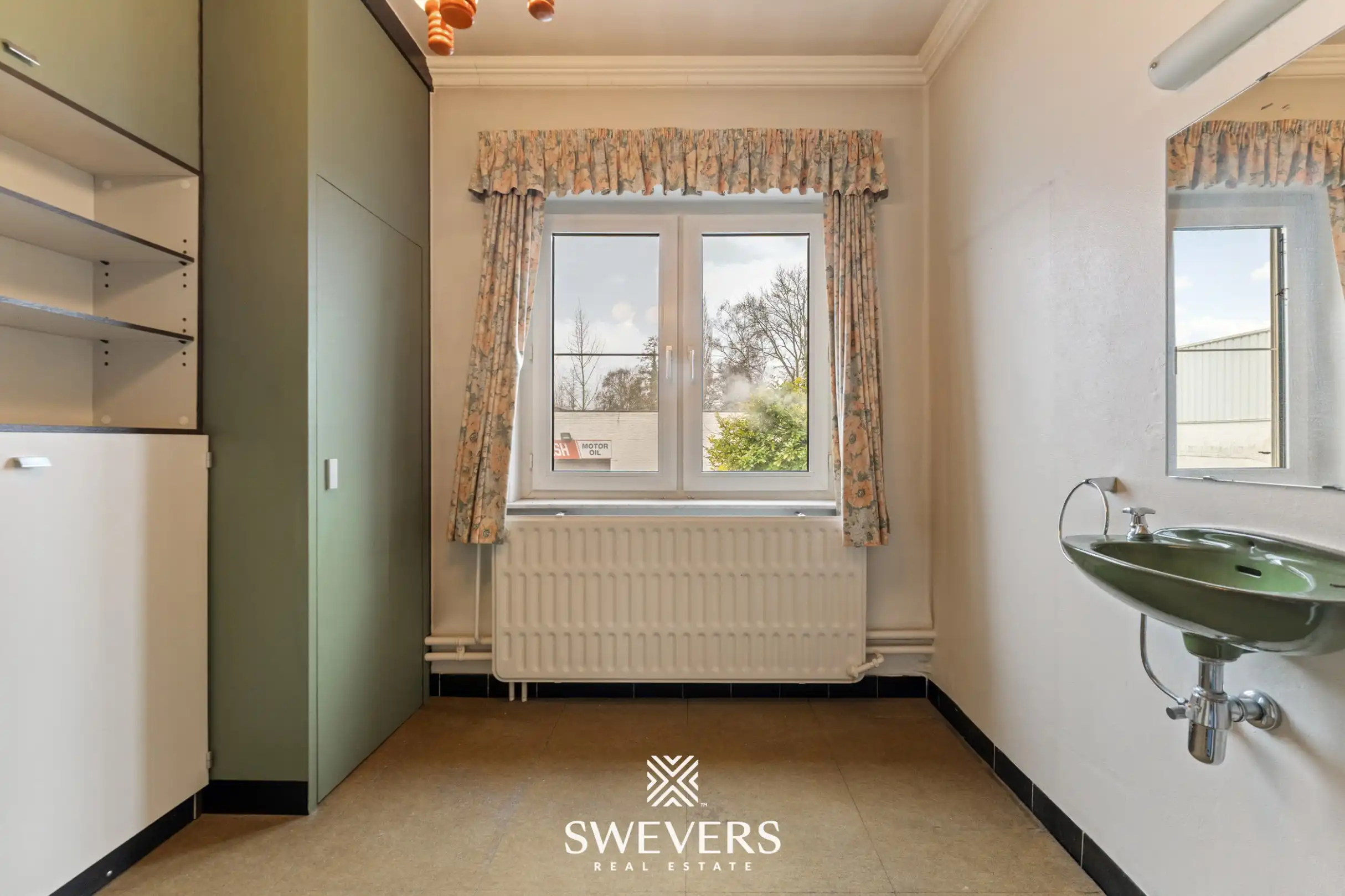 Ruime gezinswoning met multifunctionele loods op commerciële toplocatie foto 18